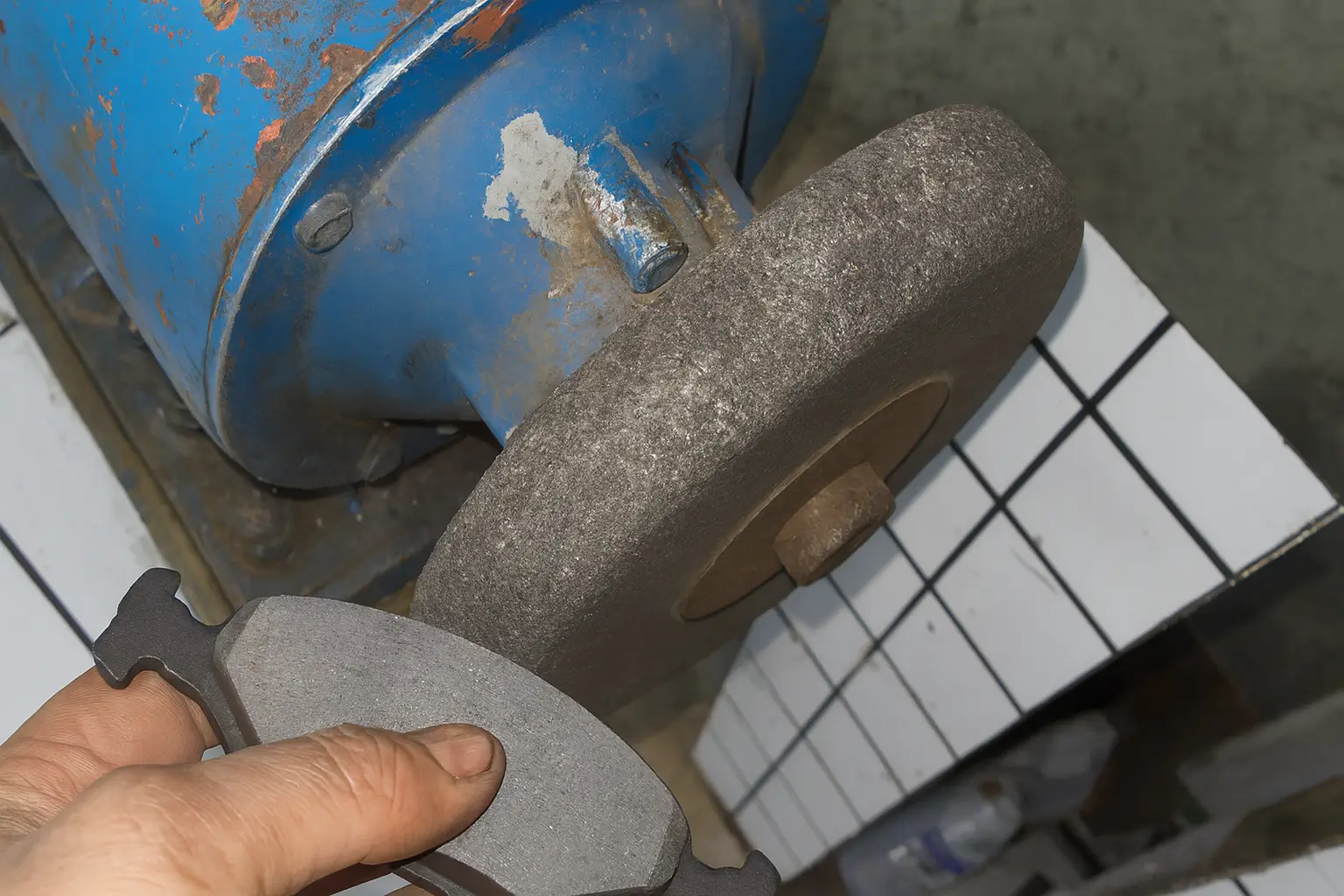 nunca se deve esmerilhar a pastilha de freio